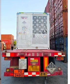 悬挂危险品标志的储能柜运输车