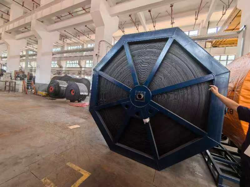 特种八角钢架货物空运前的仓库现场